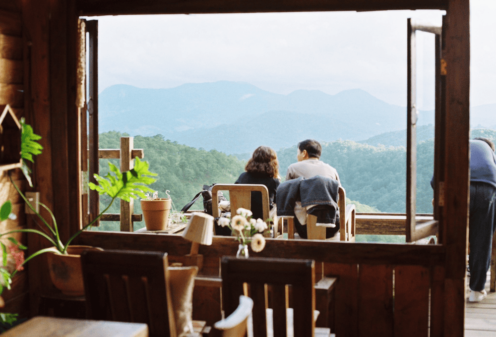 Tiệm c&agrave; ph&ecirc; Cheo veooo mang phong c&aacute;ch mộc mạc, được bao quanh bởi rừng c&acirc;y xanh v&agrave; kh&ocirc;ng kh&iacute; trong l&agrave;nh (Nguồn: Tiệm c&agrave; ph&ecirc; Cheo veooo)